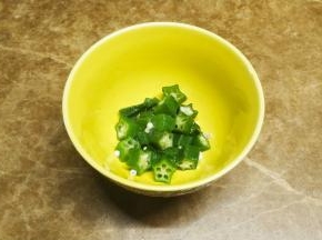 秋葵切星小段煮或蒸或叮熟