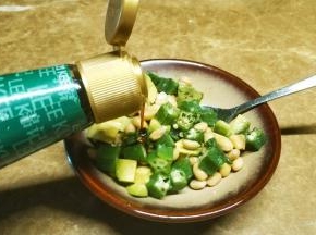 将纳豆秋葵牛油果放碗里倒入酱油拌均匀