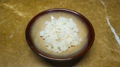 碗里放入米饭