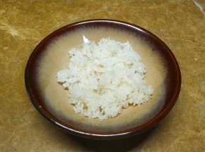 碗里放入米饭