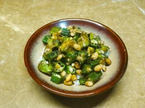 倒入纳豆秋葵牛油果