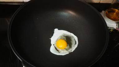 不粘锅放少许油，打入鸡蛋