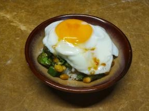 盖在饭面，淋上酱油即可