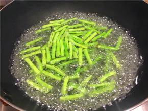 沸水加适量盐将豇豆焯水2分钟后捞出沥干水份。