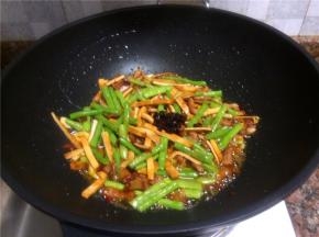 放入老干妈油辣椒翻炒10秒即可关火。