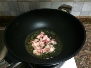 放入肥肉煸炒约20秒，将肥肉的油煸出来。