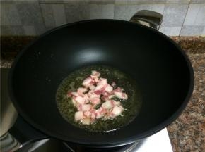 放入肥肉煸炒约20秒，将肥肉的油煸出来。