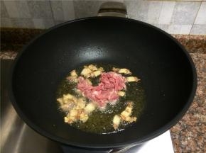 放入瘦肉翻炒断生。