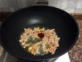 放入豆瓣酱翻炒10秒，炒出香味。