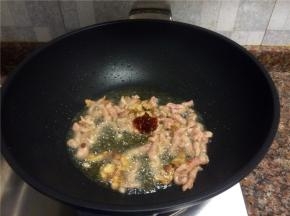 放入豆瓣酱翻炒10秒，炒出香味。