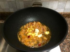 放入大蒜和生姜片翻炒10秒。