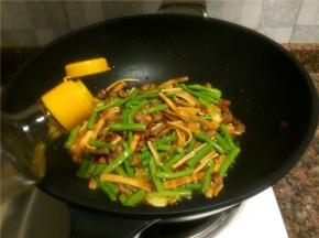 倒入适量生抽翻炒10秒。