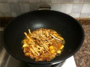放入豆腐干翻炒20秒。