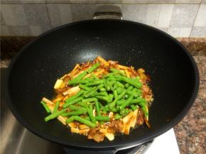 放入豇豆翻炒30秒。