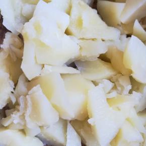 土豆去皮蒸熟碾压成泥