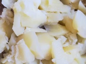 土豆去皮蒸熟碾压成泥