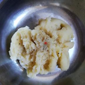 加入适量胡椒粉和少许盐