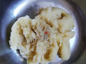 加入适量胡椒粉和少许盐
