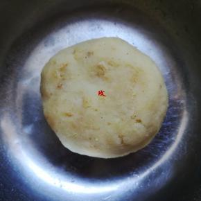 继续将肉松与土豆泥揉合