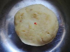 继续将肉松与土豆泥揉合