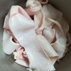 猪肉皮清洗干净