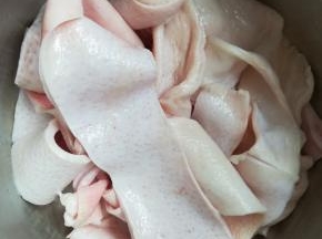 猪肉皮清洗干净