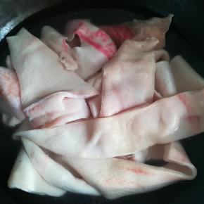 摘去皮上的猪毛，再次清洗