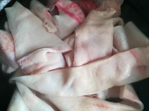 摘去皮上的猪毛，再次清洗