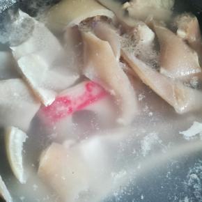 放入凉水锅中，开火焯10分钟