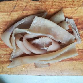 取出刮去皮内的肉脂