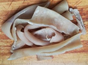 取出刮去皮内的肉脂