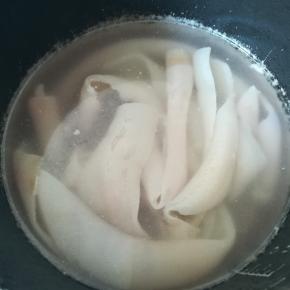 再次清洗后，放入电压力锅中，加入葱和姜压制30分钟