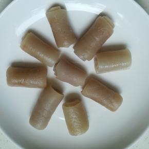 卷成大小差不多的皮卷