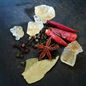 锅中放八角，丁香，干辣椒，花椒，香叶，冰糖醋