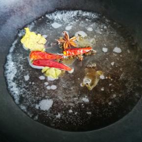 加入清水熬制煮开，关火