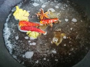 加入清水熬制煮开，关火