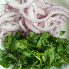 洋葱切丝，香菜切段