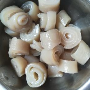 腌制好的皮卷，再切1~2刀的小段