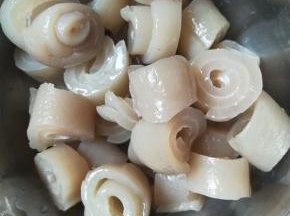 腌制好的皮卷，再切1~2刀的小段