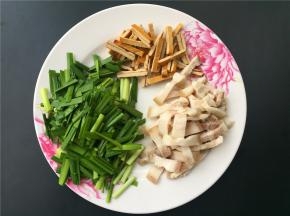 将韭菜切段，豆腐干切条，五花肉切条。