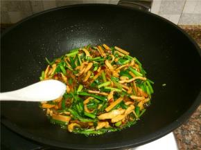 放入适量盐翻炒10秒即可出锅。