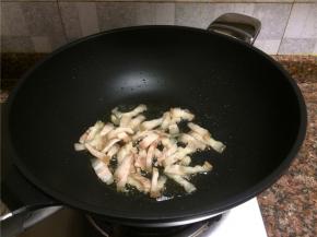 放入五花肉煸炒出油。