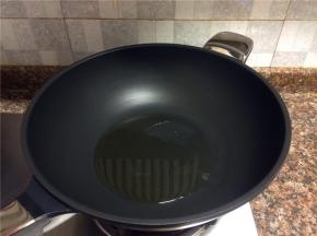 热锅倒油烧至八成热。