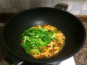 放入韭菜翻炒20秒。