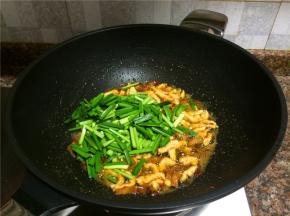 放入韭菜翻炒20秒。