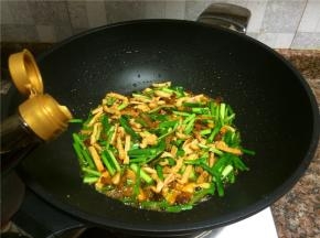 倒入生抽翻炒10秒。