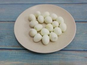 煮好的鹌鹑蛋去皮