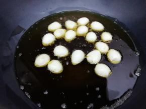 锅里多加一些油烧到七成热时，把煮好的鹌鹑蛋放入锅中炸到虎皮色