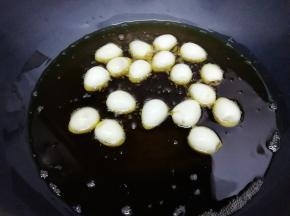 锅里多加一些油烧到七成热时，把煮好的鹌鹑蛋放入锅中炸到虎皮色