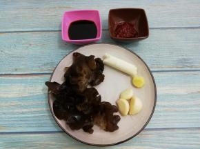 准备配料：把醋，生抽和白糖放入碗中调匀。木耳和胡萝卜用水焯一下